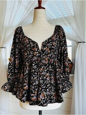 VICI floral print v-neck long sleeves with ruffle trim blouse 
Size: Small